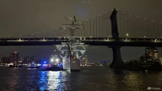 Военен кораб се удари в Бруклинския мост в Ню Йорк, двама души загинаха, 17 са ранени