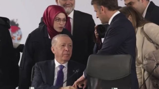 Защо Реджеп Тайип Ердоган държеше пръста на Еманюел Макрон толкова дълго? (ВИДЕО)