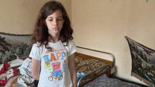 Дете седя с трупа на баща си 7 часа, никой не му помогнал да извика 112