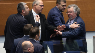 Луд скандал в парламента между ПП-ДБ и "Възраждане" за руския език, боят се размина на косъм