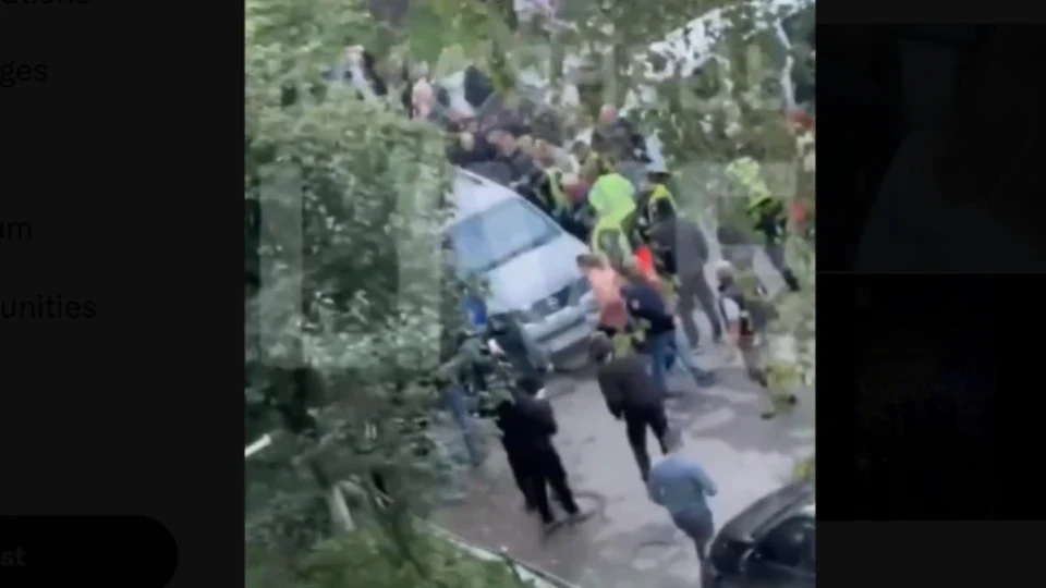 Съпротива срещу мобилизацията в Украйна: Разгневени хора нападнаха превозно средство за набиране на военни (ВИДЕО)