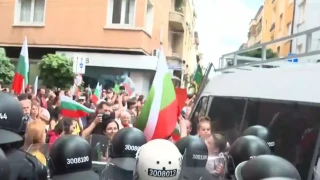 Напрежението ескалира! Протестиращи пробиха полицията и обградиха сградата на ЕК в София