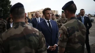 Френски пенсиониран полковник постави под съмнение предложението на Макрон за войски в Украйна
