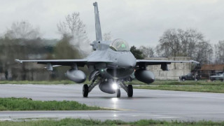 Вторият изтребител F-16 кацна в България (Видео)