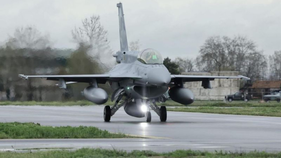 Вторият изтребител F-16 кацна в България (Видео)