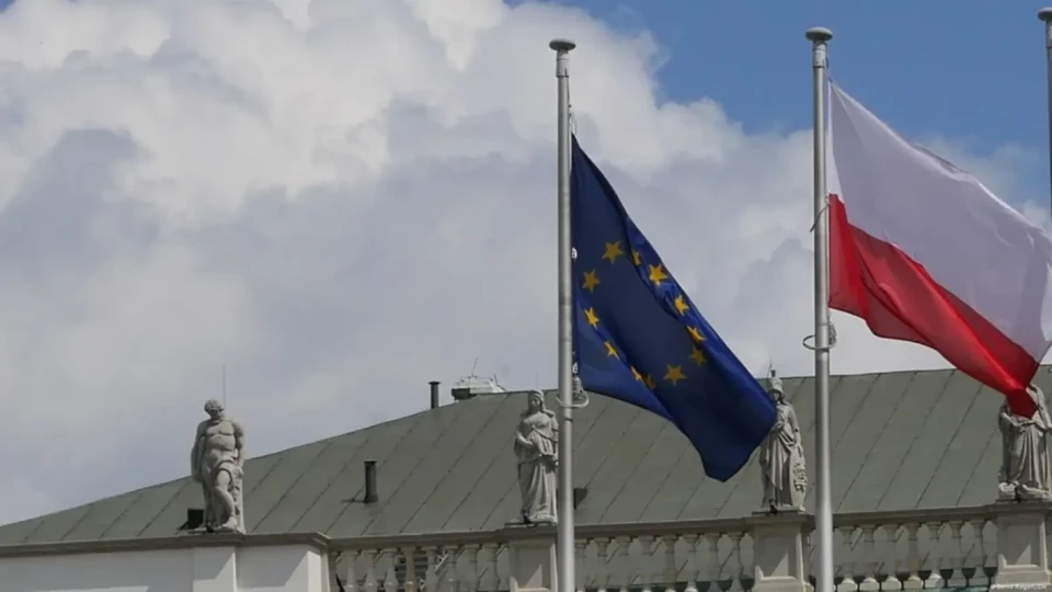 Полша свали и скри украинските знамена