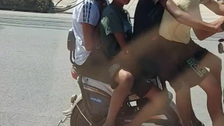 Родителите къде са? Четири деца яхнаха скутер в Раковски