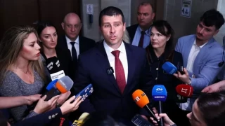 Докато вървят разискванията по третия вот на недоверие, "Величие" внесе четвърти