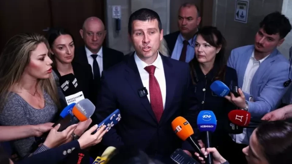 Докато вървят разискванията по третия вот на недоверие, "Величие" внесе четвърти