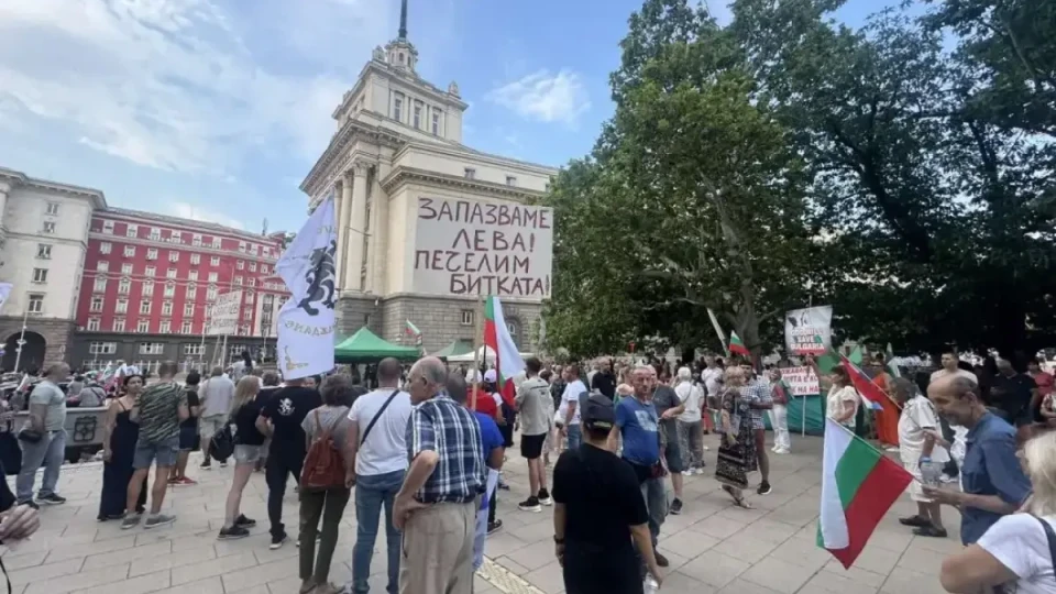 Протестиращи срещу еврото нападнаха екип на БНТ