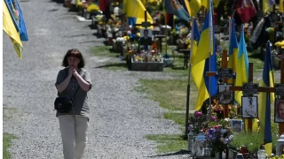 Зеленски умишлено подценява броя на загиналите украински войници, в гробищата вече се изчерпват свободните места