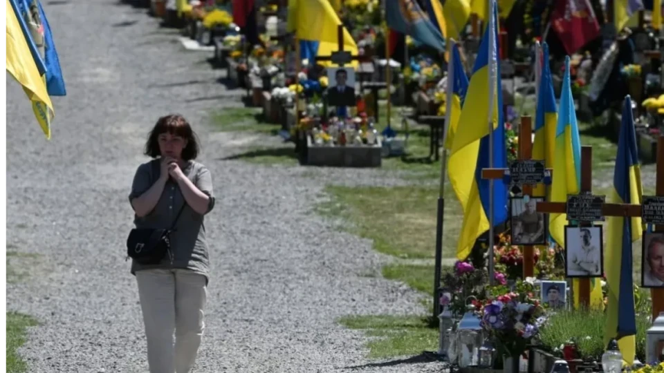 Зеленски умишлено подценява броя на загиналите украински войници, в гробищата вече се изчерпват свободните места
