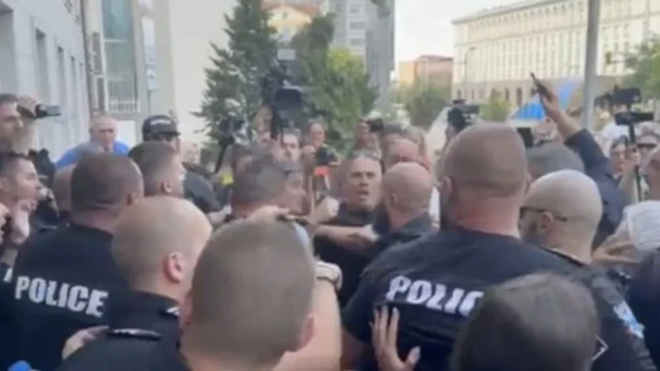 Арест на протеста пред КПК! “Ако трябва – паветата да полетят!“
