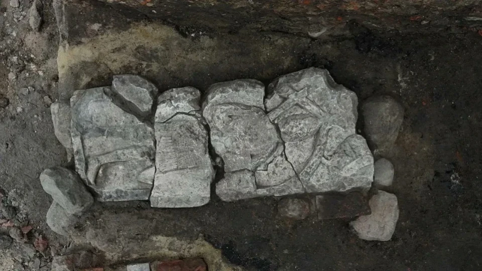 Археолози откриха средновековен рицар под затворена сладоледена зала в Полша