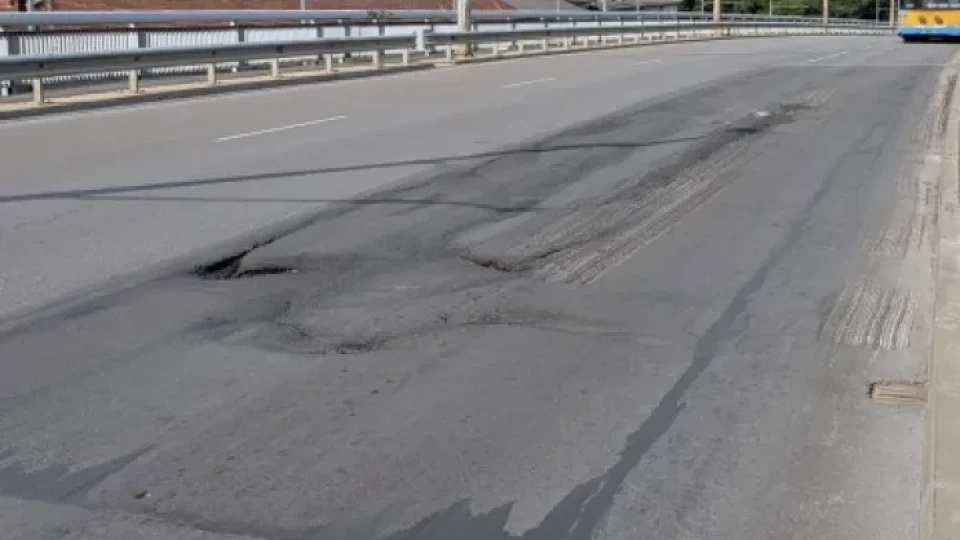 Мост в София се разтича – асфалтът не издържа на жегата, нито на ремонта
