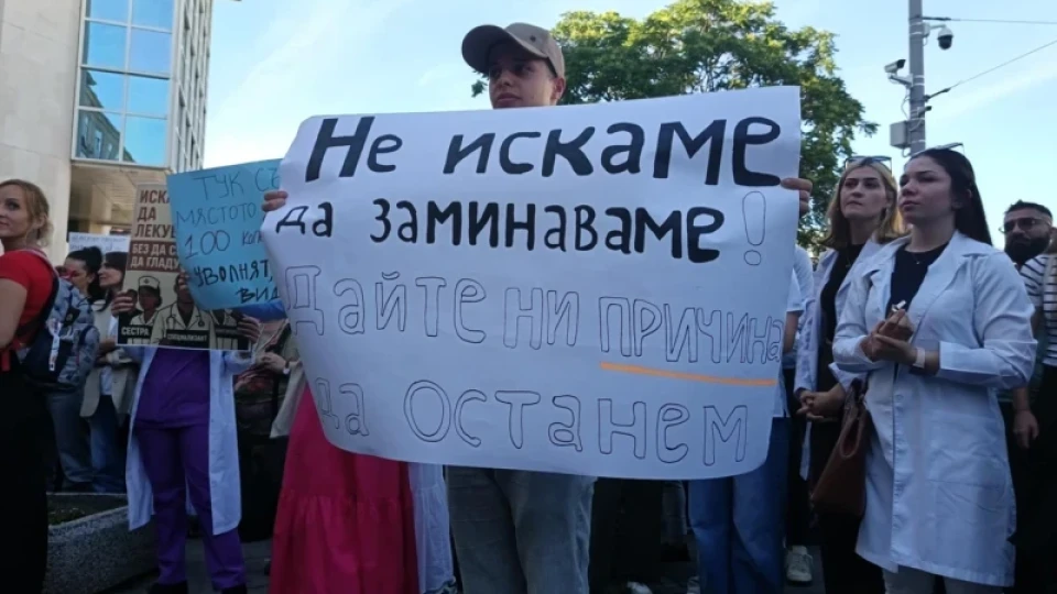 Младите лекари отново на протест пред НС