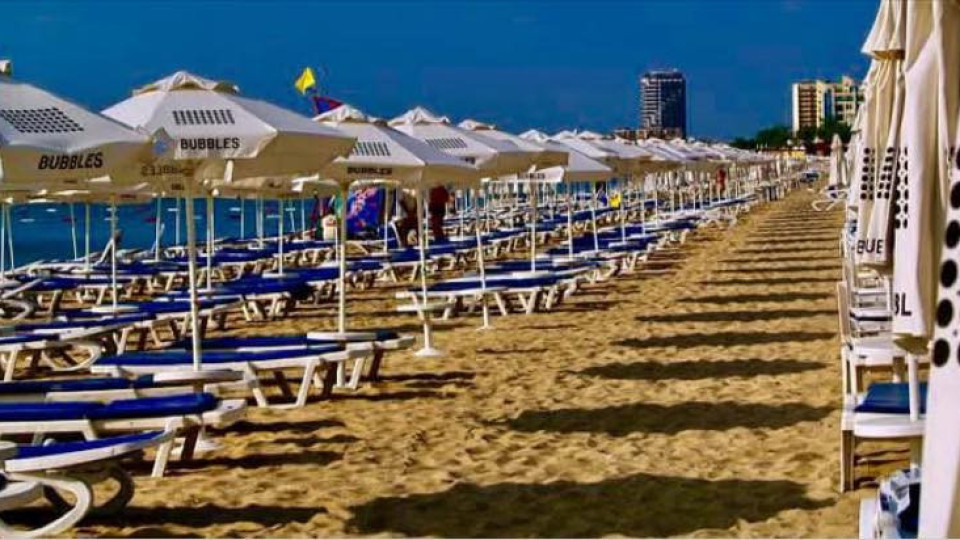 ВЕЛИЧЕСТВЕНАТА ПРОСТОТИЯ НА ЧАДЪРЕНИТЕ ГРОБИЩА ПО ПЛАЖОВЕТЕ
