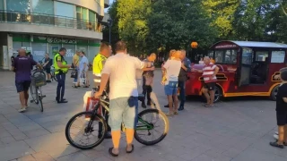 ВЛАКЧЕТА НА УЖАСА СТРЯСКАТ, ТОРМОЗЯТ, ГАЗЯТ И ОСАКАТЯВАТ РУСЕНЦИ ПО ПЕШЕХОДНАТА ЗОНА В ЦЕНТЪРА
