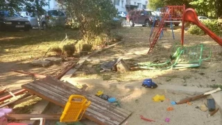 Пиян познайник на полицията се разби в детска площадка след гонка с органите на реда
