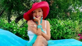 И на 92 луксът й отива