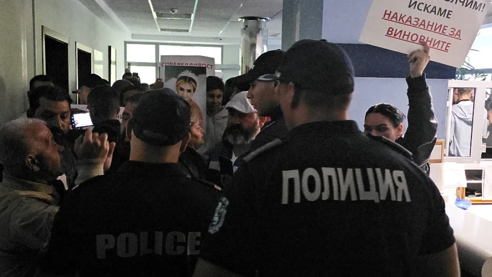 Наложи се намесата на спецчасти, за да укротят протестиращите пред болницата в Русе