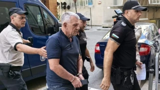 Паскал се яви на разпит в Антикорупционната комисия, окован в белезници