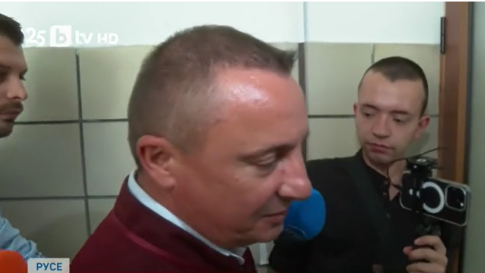 МИРИЗЛИВА СИМБИОЗА В РУСЕ! ПРОКУРОРЪТ ПО ДЕЛОТО ДО ПРЕДИ ДВА МЕСЕЦА Е ПОДЧИНЕН КАТО РАЗСЛЕДВАЩ ПОЛИЦАЙ НА ШЕФА НА ОД МВР РУСЕ И Е В ПРИЯТЕЛСКИ ОТНОШЕНИЯ С НЕГО!