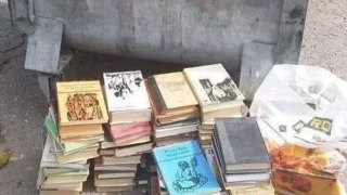 Варненец спасява книги от кофата за боклук: „Аз ще ги съхраня за идните поколения!"