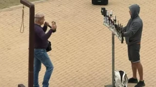 Скверно и зловещо! Кметът на София разрешил бесилка в центъра на столицата