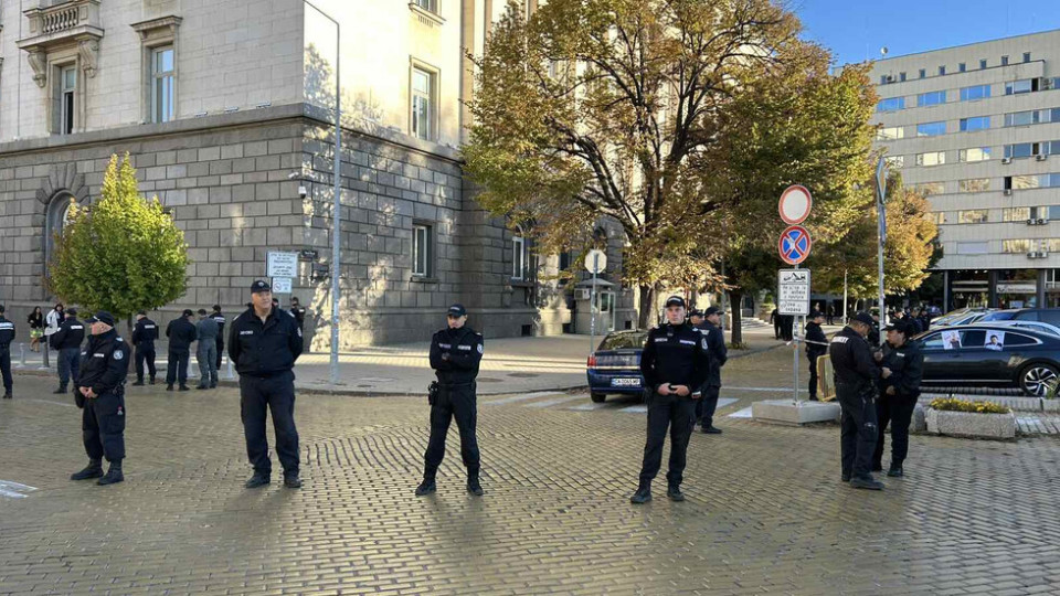 Полицай, охранявал протеста пред парламента, е починал