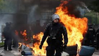 Масови протести във Франция: протестиращи нахлуха в сградата на министерството на икономиката