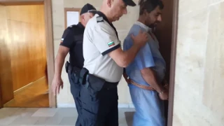 С превръзка на гърлото докараха в съда обвинения за убийството в Крайници