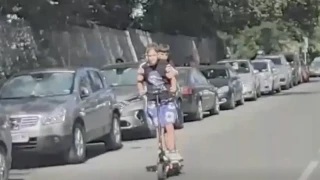 Тройка тийнове на тротинетка щъкат из софийските улици ВИДЕО