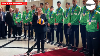 Ексклузивно в “Свободно слово”! Депутатите посрещнаха на крака световните вицешампиони, волейболистите подариха топка на Киселова! (ВИДЕО)