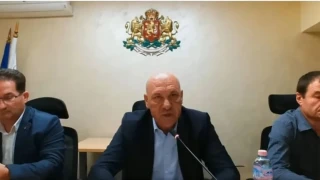 Позор: Вместо да чуе гласа на едно дете, кметът на Поморие Алексиев се зае да заглушава гласа на журналистка