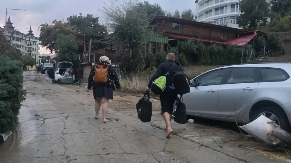 Двама мародери, с много пари в тях, са задържани в "Елените"