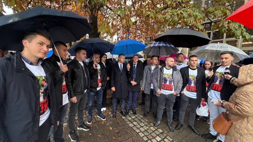 С протест пред КПК младежите на ДПС-НОВО НАЧАЛО поискаха закриването на бухалката на ПП