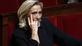 Льо Пен призова Макрон да избере между оставка или разпускане на парламента