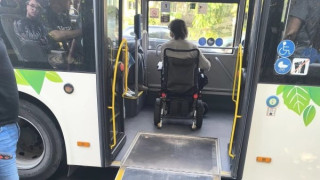 "Докато стигне до вратата, автобусът отпрашва": Служители на градския транспорт в София отказват да качат мъж в инвалидна количка