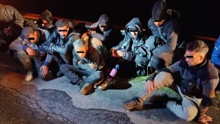 Задържаха двама молдовци, превозвали 11 марокански бежанци край Бургас