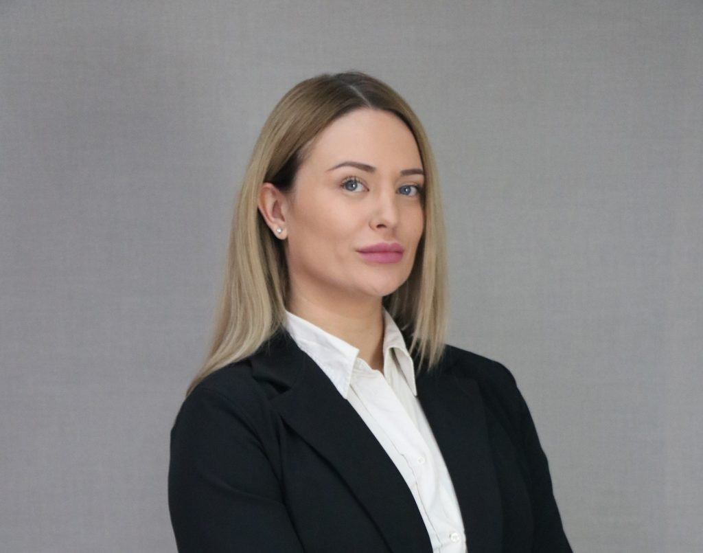 Голи снимки на хубава депутатка на Слави, са причината да се предлага затвор за журналисти