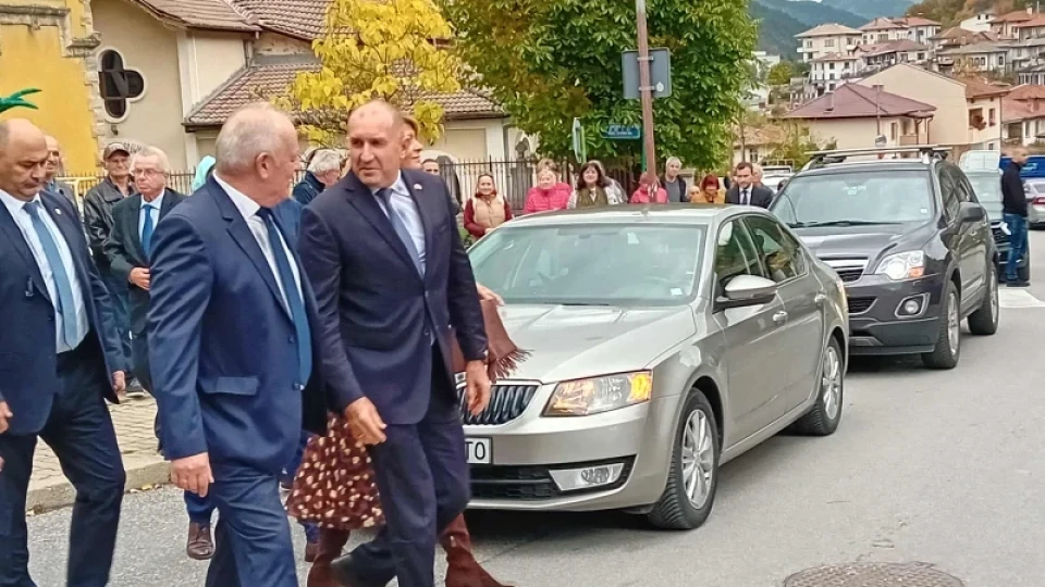 Президентът Радев пристигна в Смолян с личния си автомобил, а не с кола на НСО