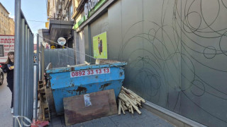 ДСК нагло окупира възтесен тротоар в сърцето на София
