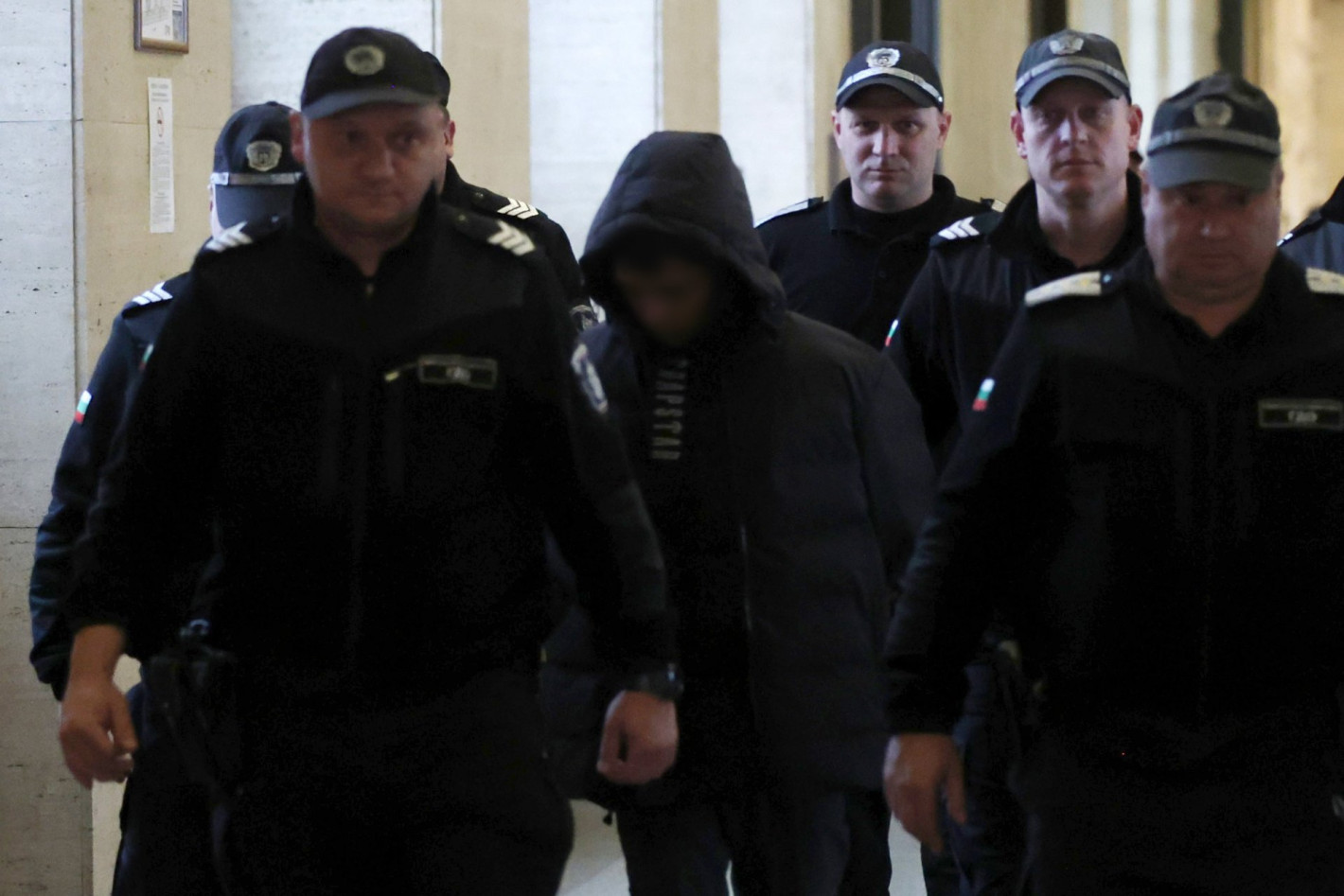 Откараха с линейка от съдебната зала в "Пирогов" задържания за убийството в мола