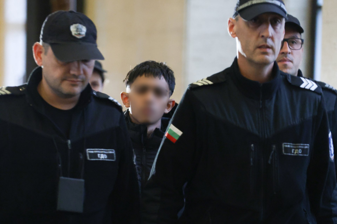 Съдът остави в ареста 15-годишния Георги, обвинен за убийството на свой връстник в мол