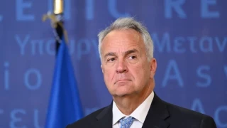 Пред очите на 12-годишната му дъщеря: 50 маскирани нападнаха бивш гръцки министър