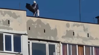 Опасна практика: Работници хвърлят боклуци от покрива на жилищен блок