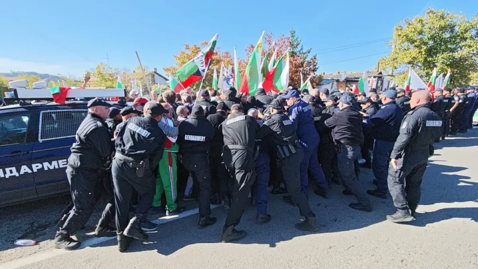 Протест срещу еврото на пътя за Прохода на Републиката. Стига се до сблъсъци с полицията
