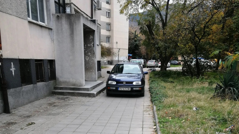 Майка пренесе количката с детето си заради нагло паркирана кола