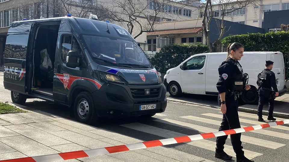 Аллах акбар! Мъж се вряза с автомобил в група хора във Франция, четирима са в критично състояние